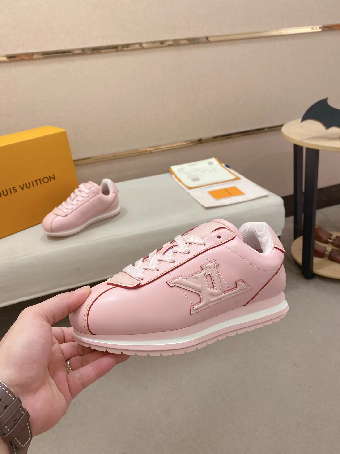 Men's shoes💰: Couple style 700💰LOUIS VUITTON Footint Soccer sneakers‼ ️ The top version, the same sneakers for LV couples. You will look fashionable when you wear them. This Footint Soccer sneaker was unveiled in the 2025 spring and summer series fashion show. The tongue is embellished with the Lvers United badge inspired by the football team. The rubber sole of the foot is decorated with multiple Louis Vuitton logos. The original latest packaging. Fabric: original imported cowhide. Lining: original imported breathable mesh. Foot pad: original injection molding pad. Outsole: original molded T combination outsole. Size: 35-45.
